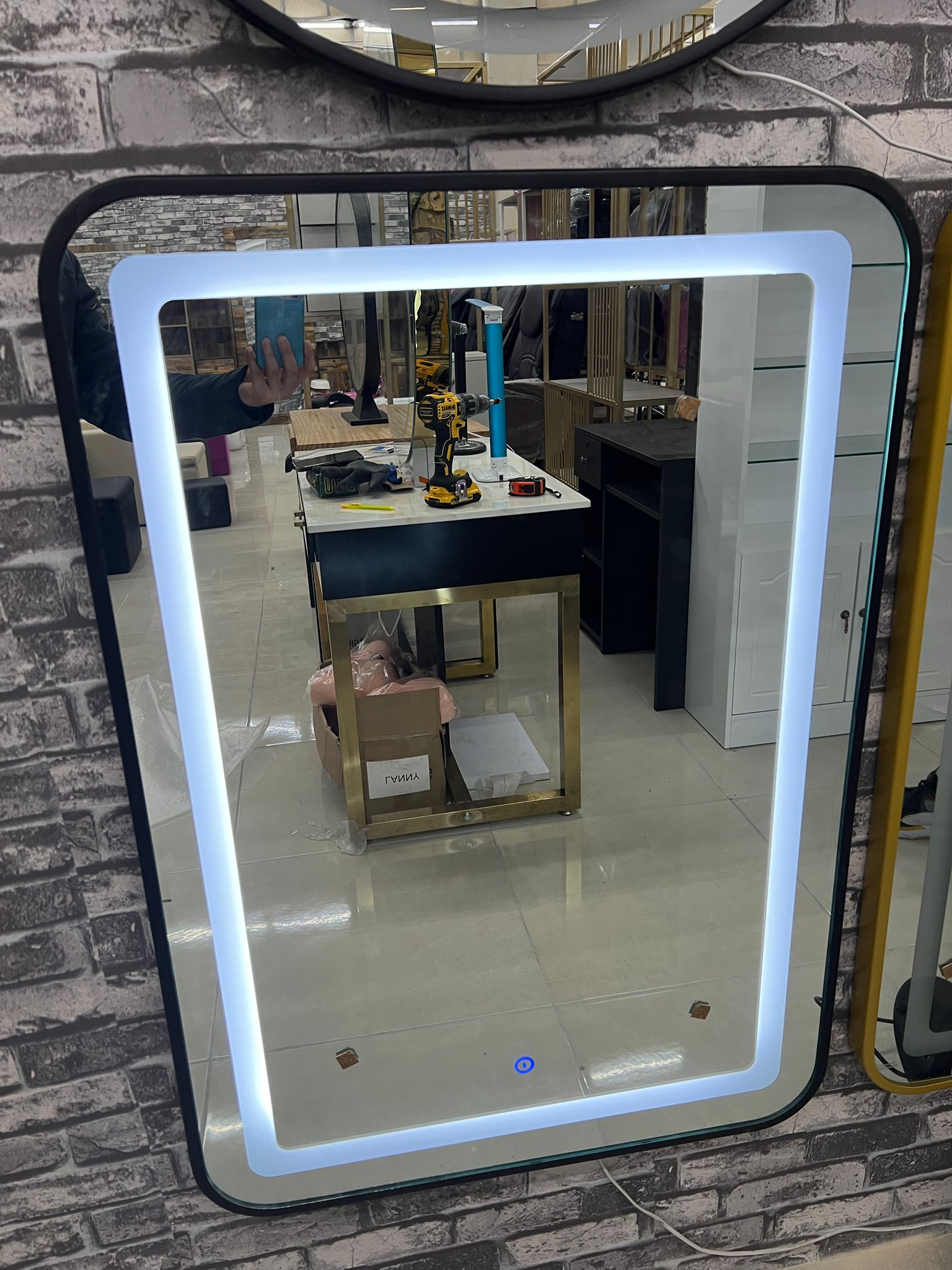 b5478c85-3581-4f77-96b0-7033a8b1fb06 tocador negro